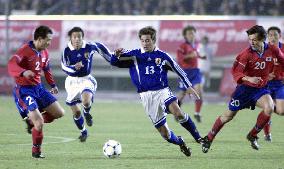 Soccer World Challenge  2000. Yanagisawa dribbles to S.Korean side in the second half of the match at Kokuritsu Stadium.